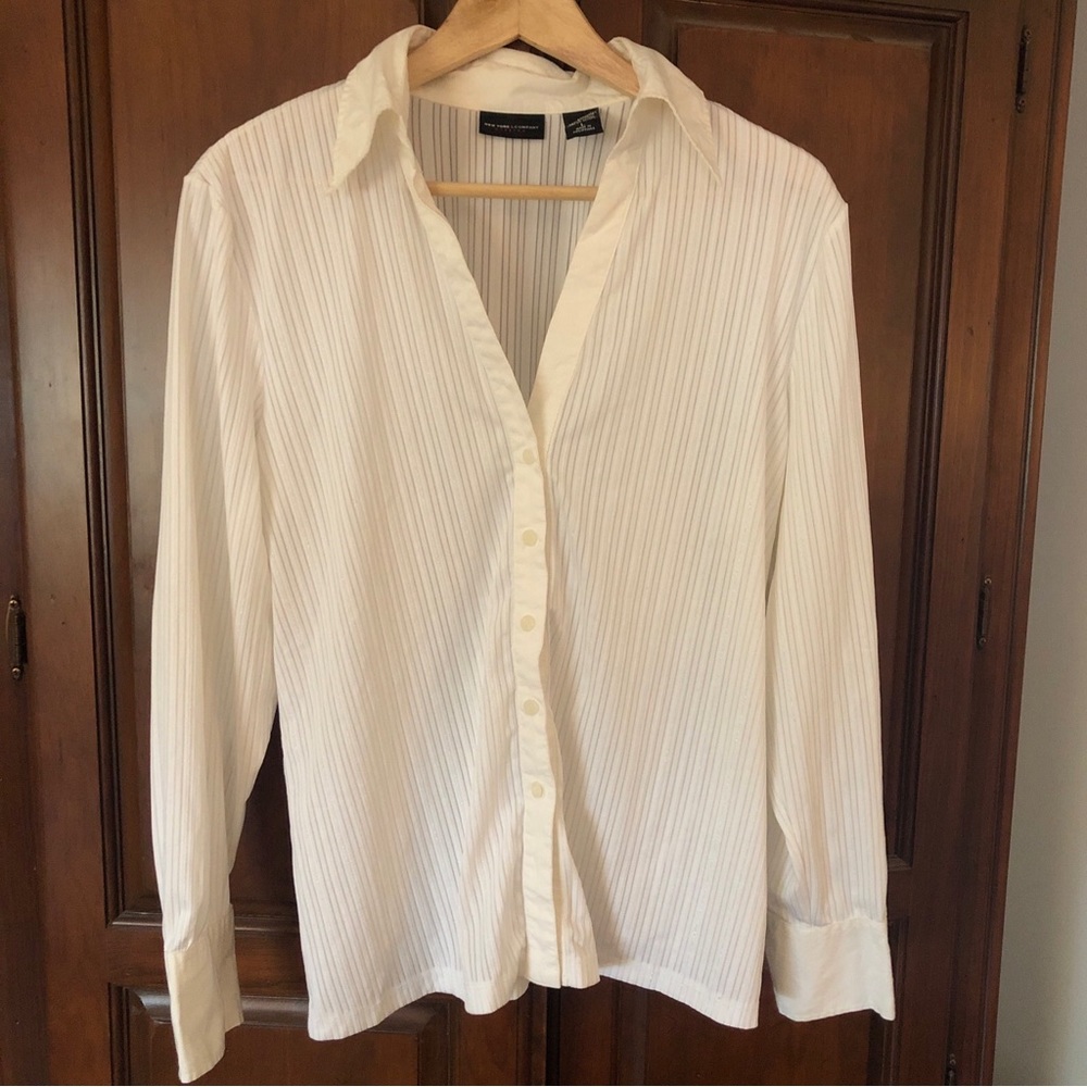 White collared shirt. Pretty details. New York & Co. sz- large